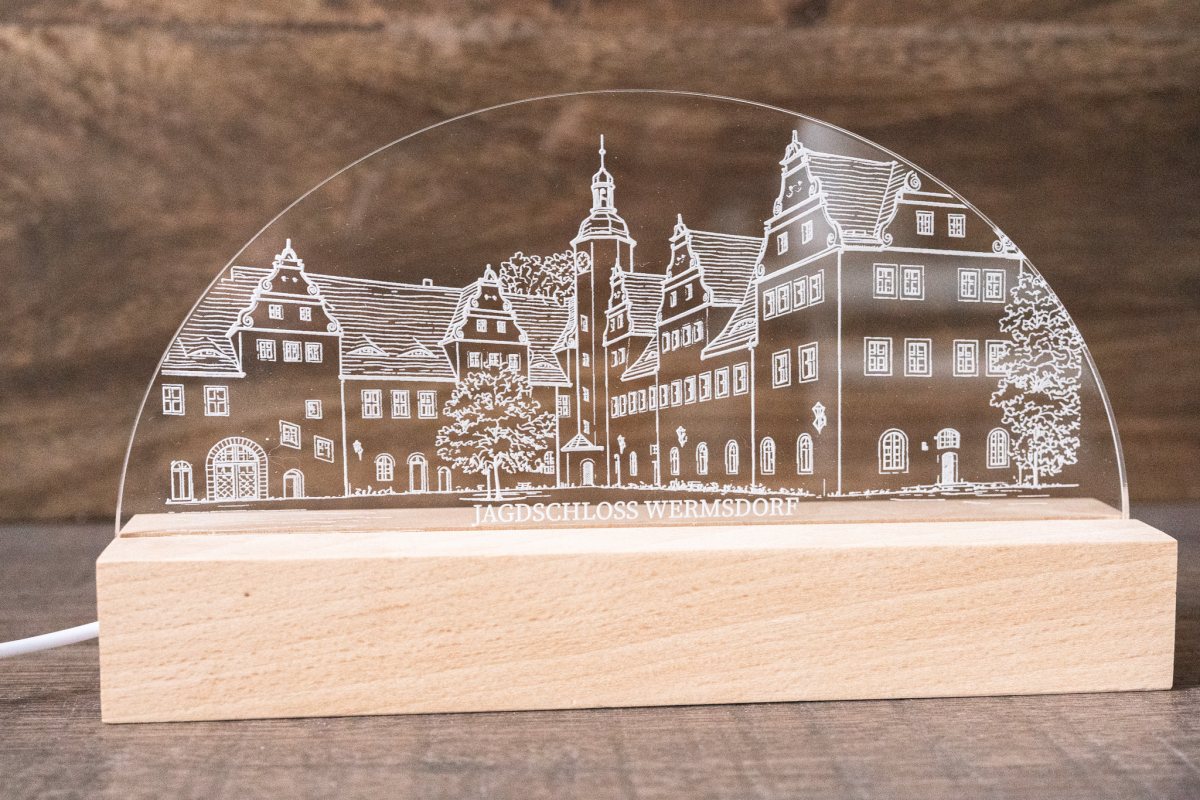 Preview: Warmweiß leuchtende LED Acrylglas-Lampe mit Gravur von Schloss Hubertusburg auf Holzsockel